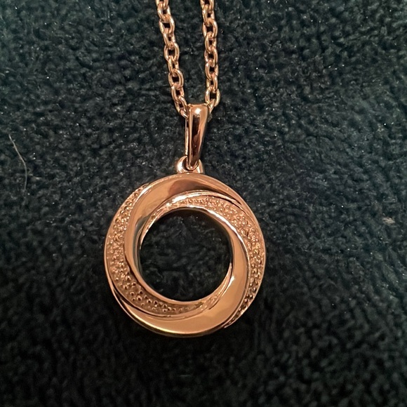 0.05 Carat Pendant with Silver Chain - Picture 1 of 2
